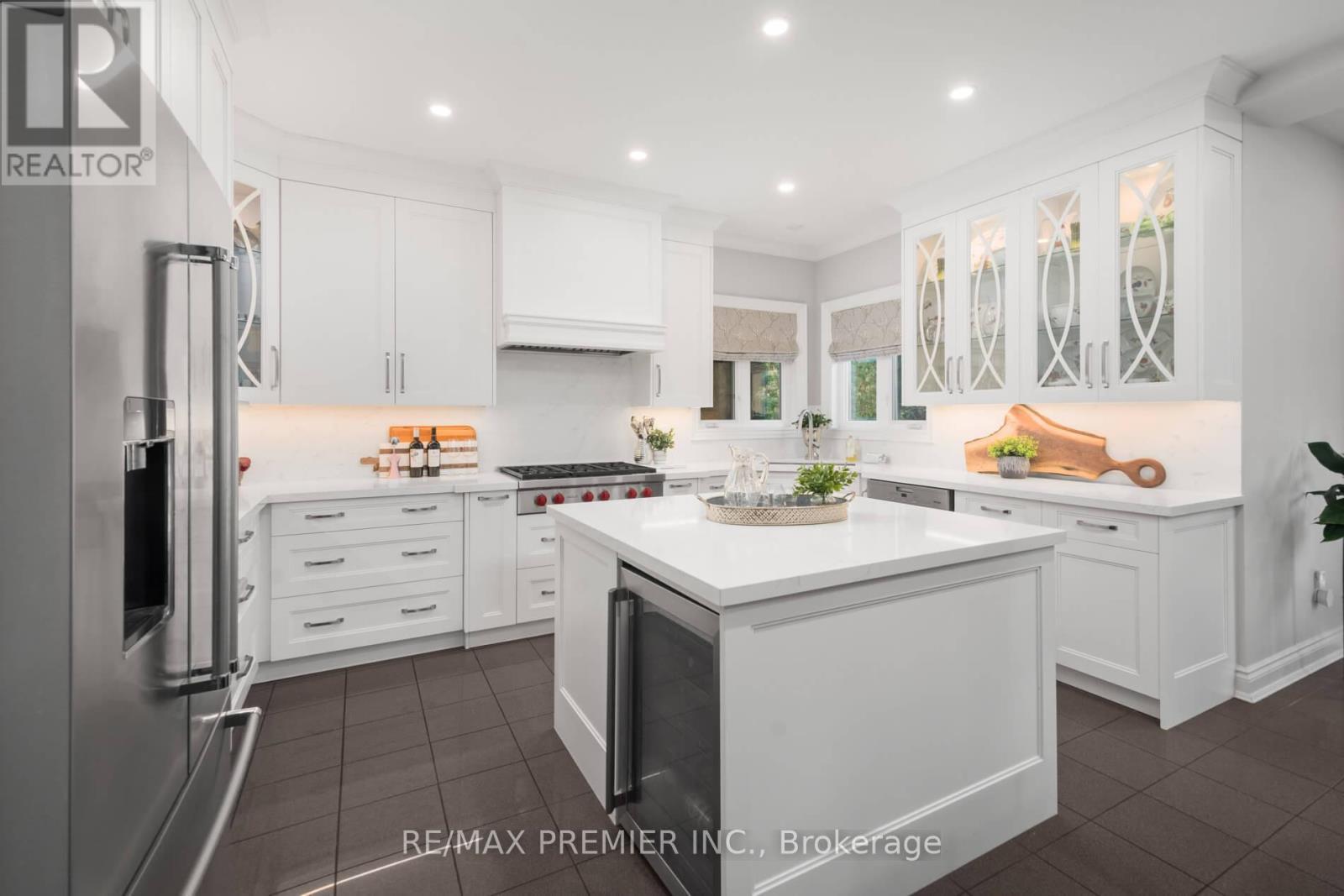 90 Shamrock Crescent, Vaughan, ON - Indoor Photo Showing Kitchen With Upgraded Kitchen