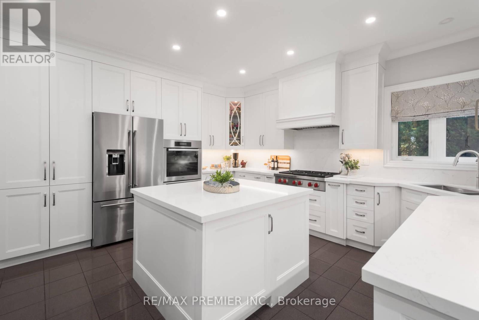 90 Shamrock Crescent, Vaughan, ON - Indoor Photo Showing Kitchen With Upgraded Kitchen