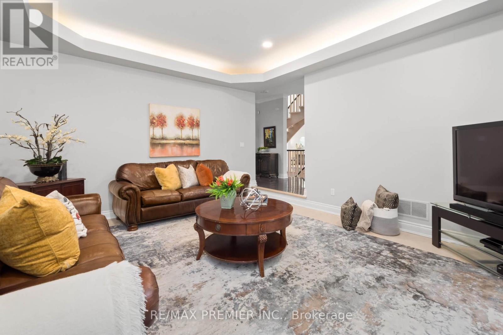 90 Shamrock Crescent, Vaughan, ON - Indoor Photo Showing Living Room