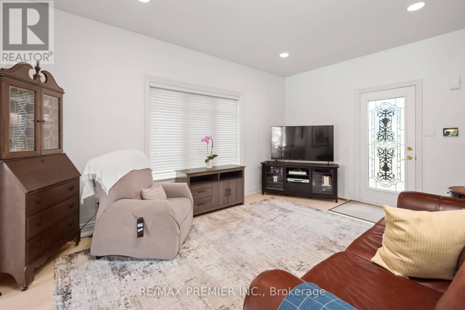 90 Shamrock Crescent, Vaughan, ON - Indoor Photo Showing Living Room
