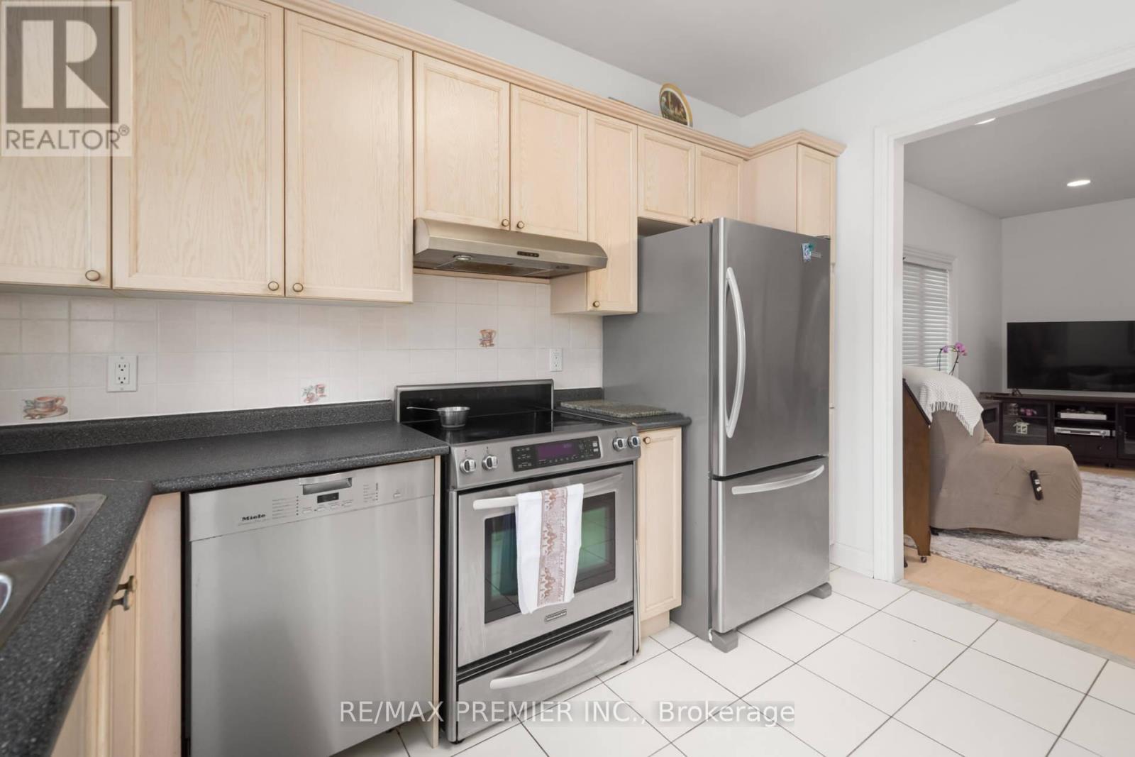 90 Shamrock Crescent, Vaughan, ON - Indoor Photo Showing Kitchen