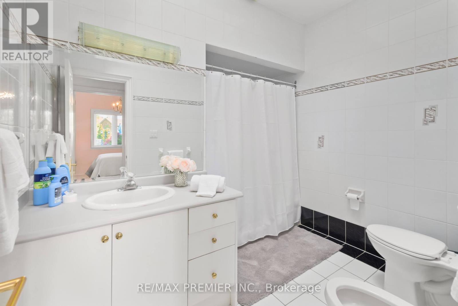 90 Shamrock Crescent, Vaughan, ON - Indoor Photo Showing Bathroom