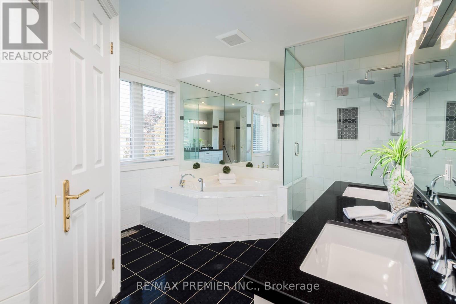 90 Shamrock Crescent, Vaughan, ON - Indoor Photo Showing Bathroom