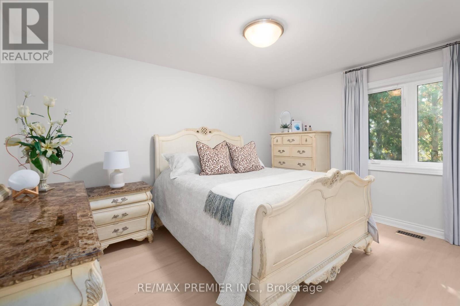 90 Shamrock Crescent, Vaughan, ON - Indoor Photo Showing Bedroom