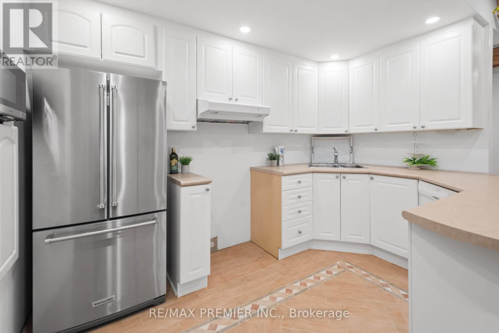 90 Shamrock Crescent, Vaughan, ON - Indoor Photo Showing Kitchen With Double Sink