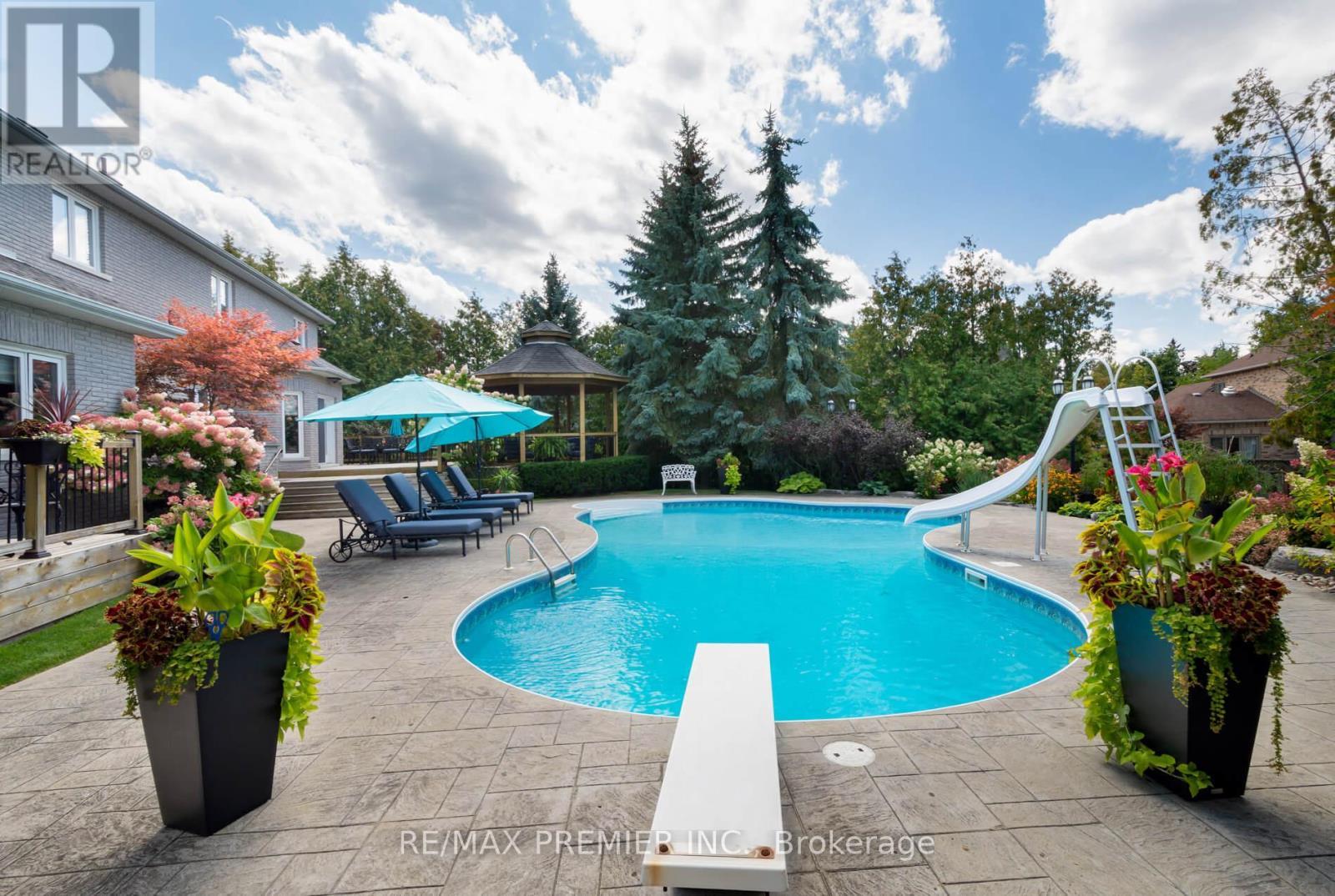 90 Shamrock Crescent, Vaughan, ON - Outdoor With In Ground Pool With Deck Patio Veranda