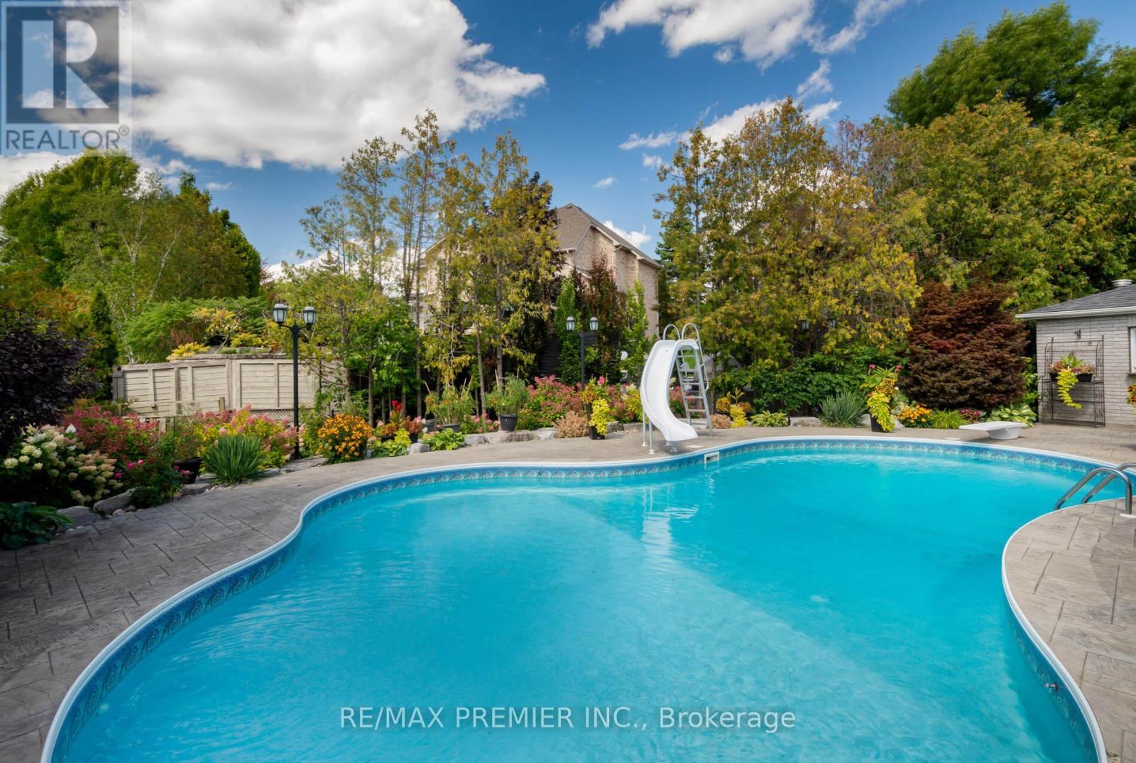 90 Shamrock Crescent, Vaughan, ON - Outdoor With In Ground Pool With Backyard