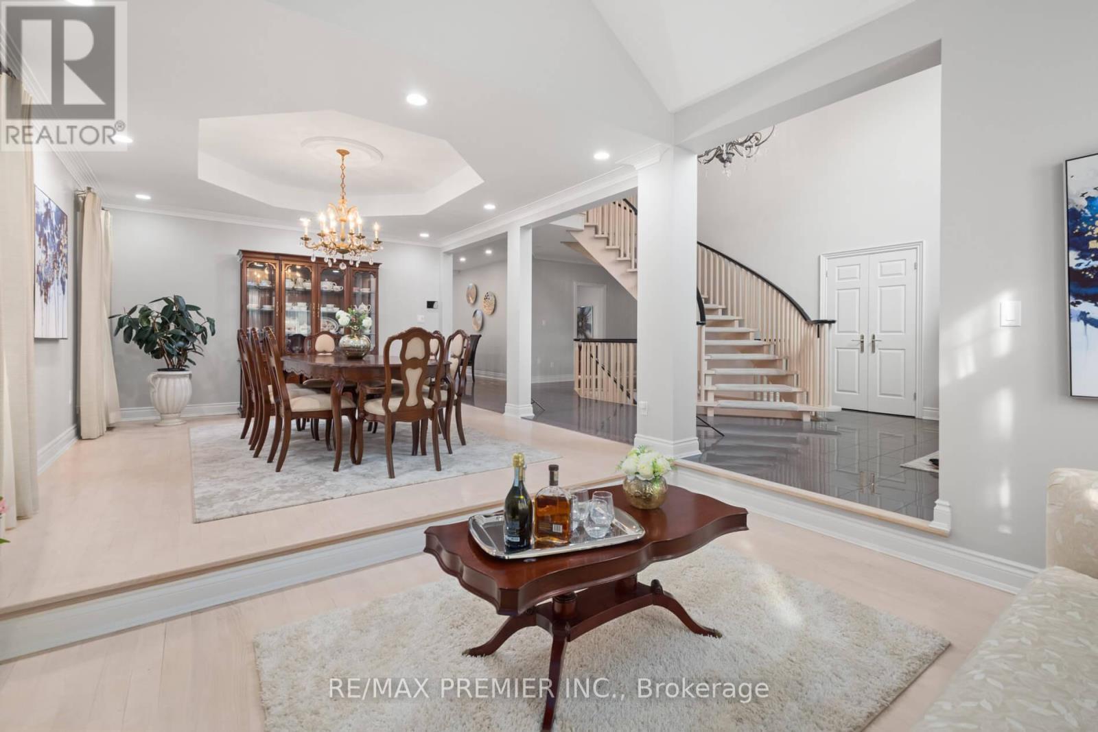 90 Shamrock Crescent, Vaughan, ON - Indoor Photo Showing Living Room