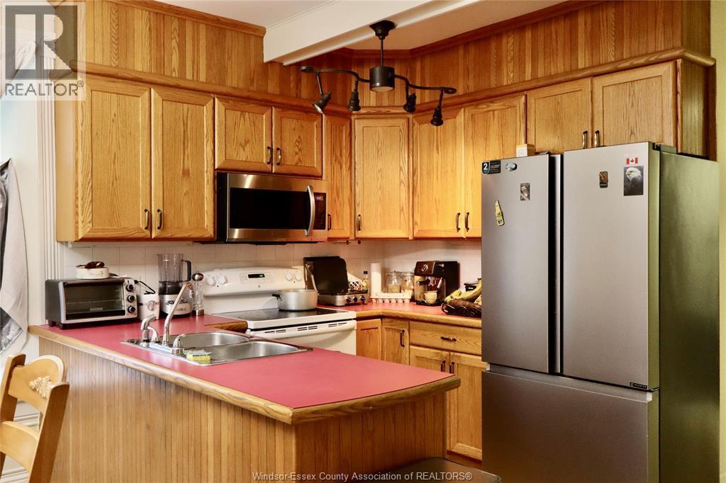 933 West Shore Road, Pelee Island, ON - Indoor Photo Showing Kitchen With Double Sink