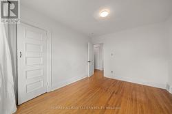 Spacious roo with closet -