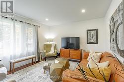 Plenty of natural sunlight through the bay window -