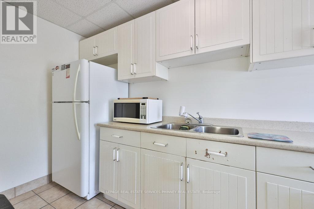 160 King Street E, Mississauga, ON - Indoor Photo Showing Kitchen With Double Sink