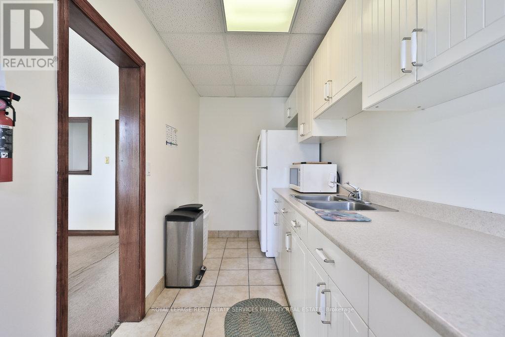 160 King Street E, Mississauga, ON - Indoor Photo Showing Kitchen With Double Sink
