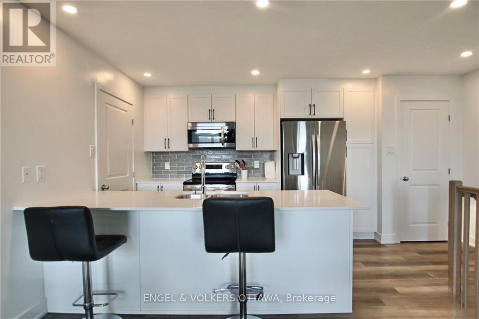H - 380 Rolling Meadow Crescent, Ottawa, ON - Indoor Photo Showing Kitchen With Upgraded Kitchen