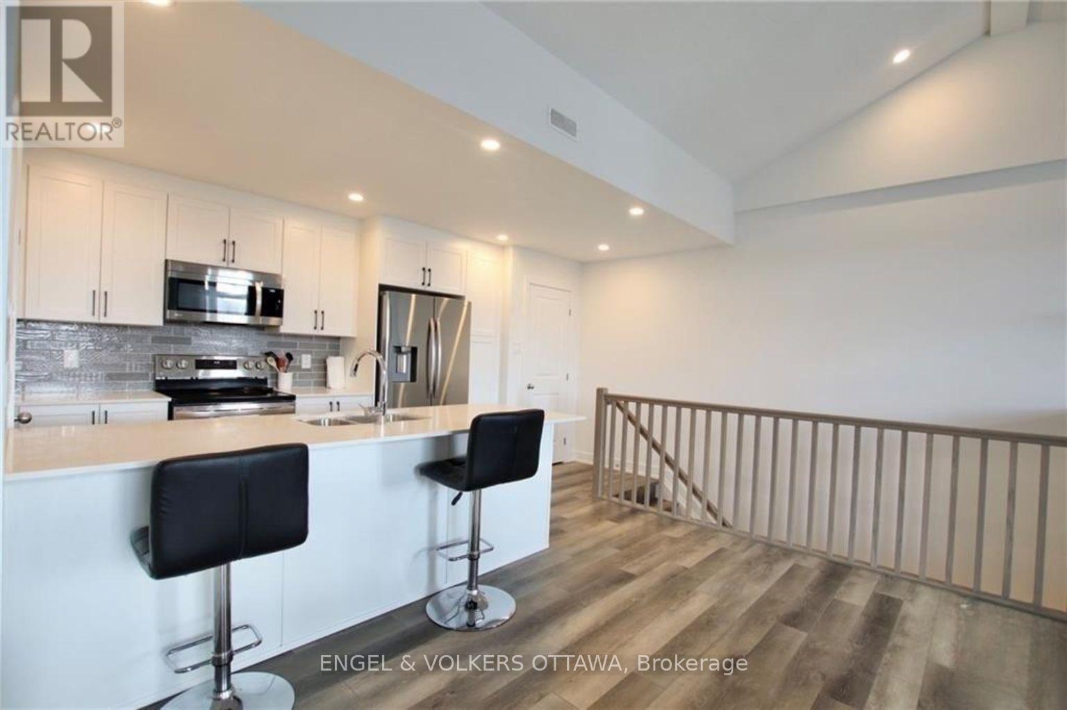 H - 380 Rolling Meadow Crescent, Ottawa, ON - Indoor Photo Showing Kitchen With Upgraded Kitchen