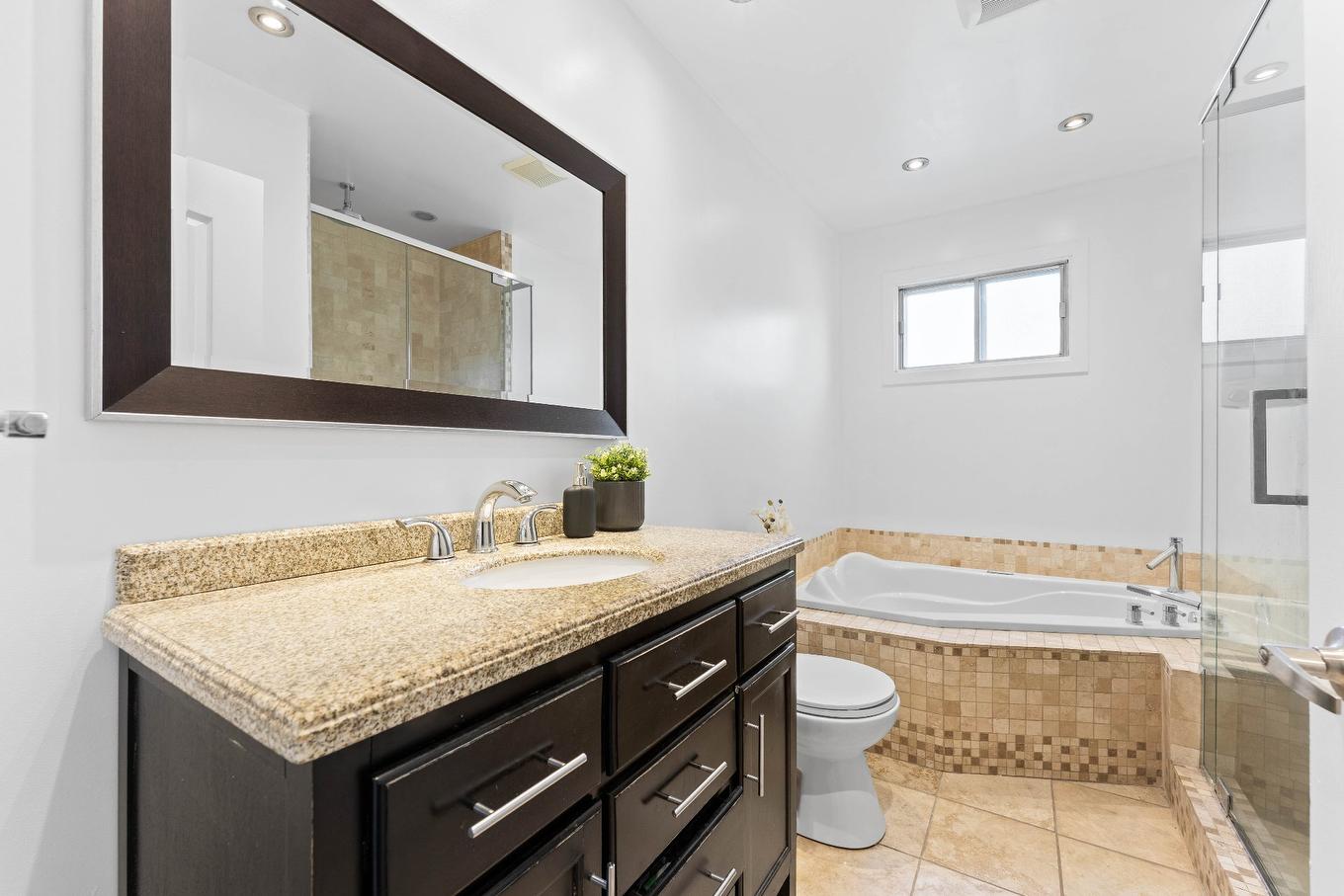 Bathroom - 4 Rue Lambert, Repentigny (Repentigny), QC - Indoor Photo Showing Bathroom