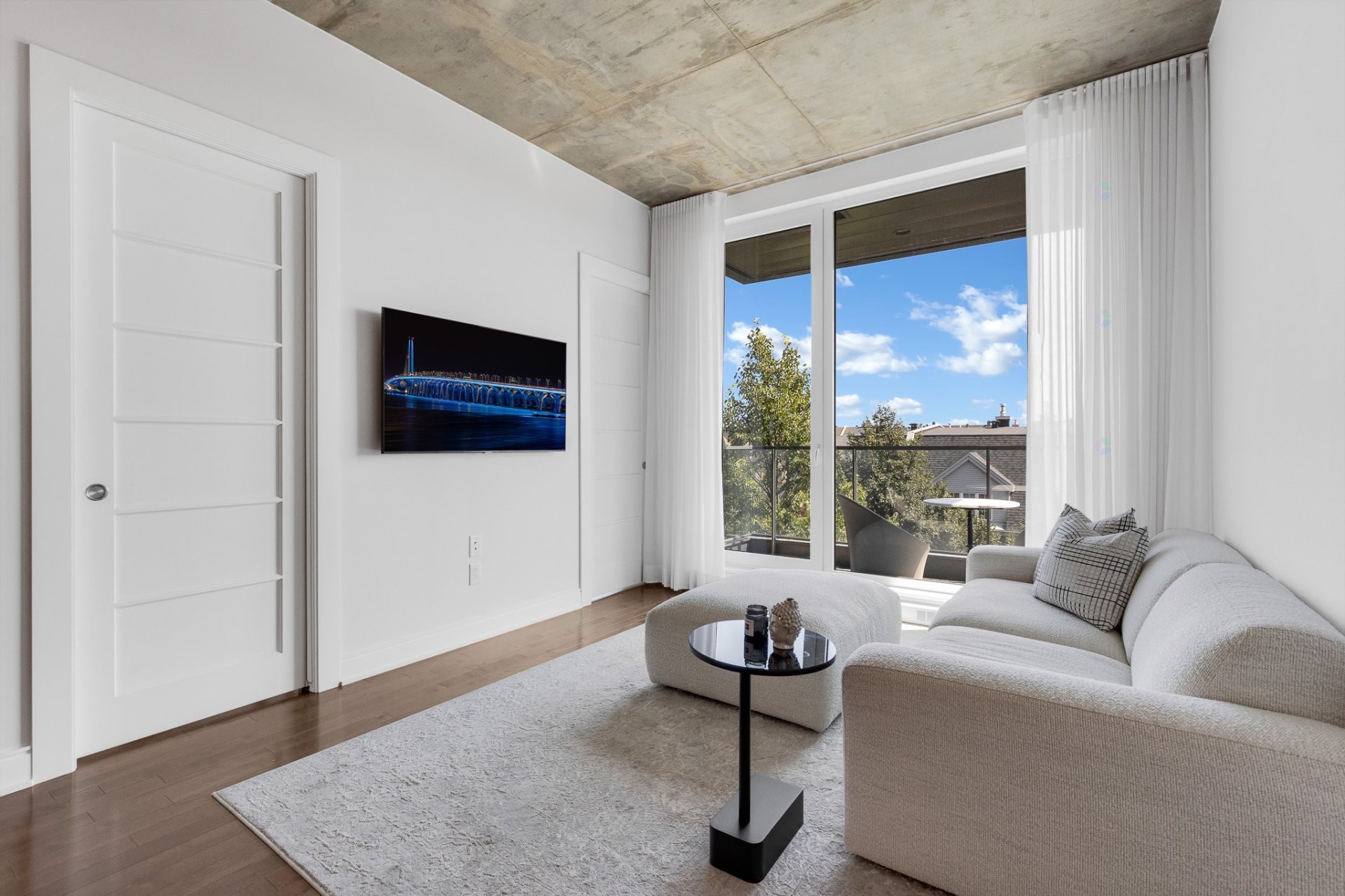 Living Room - 404-2200 Rue Harriet-Quimby, Montréal (Saint-Laurent), QC - Indoor Photo Showing Living Room With Fireplace
