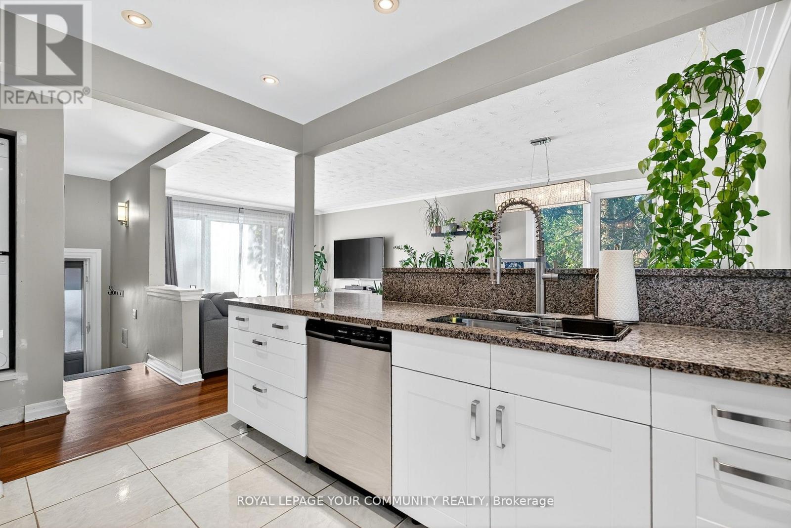 67 Monkswood Crescent, Newmarket, ON - Indoor Photo Showing Kitchen