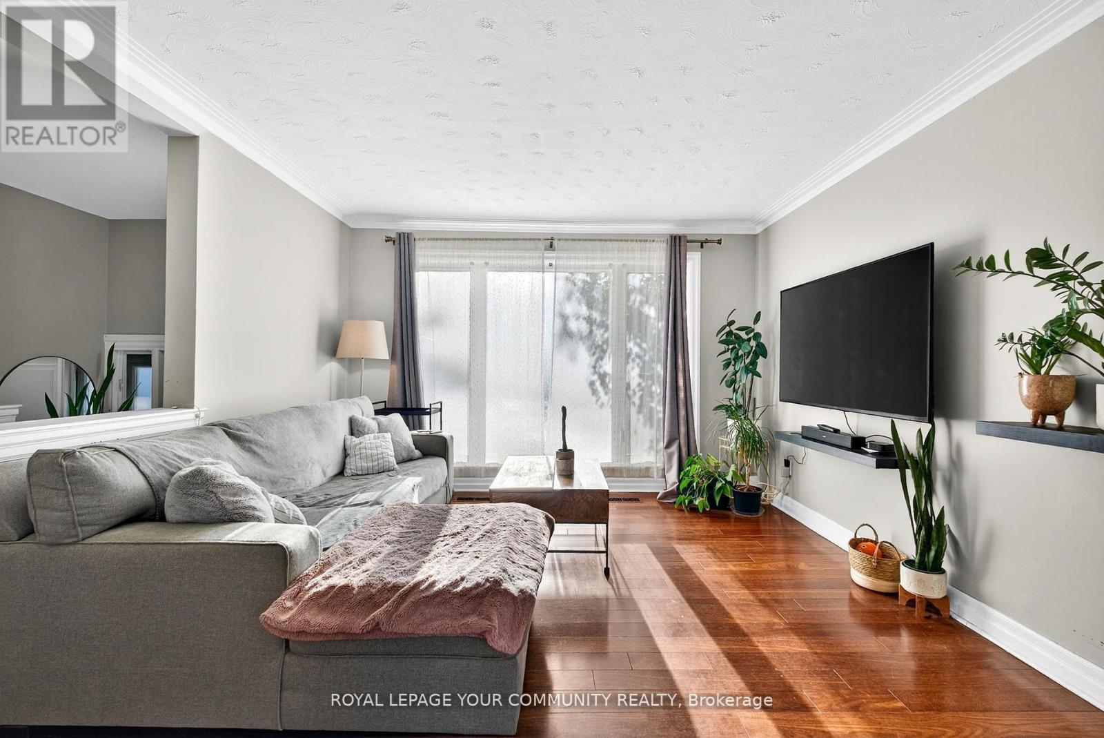 67 Monkswood Crescent, Newmarket, ON - Indoor Photo Showing Living Room