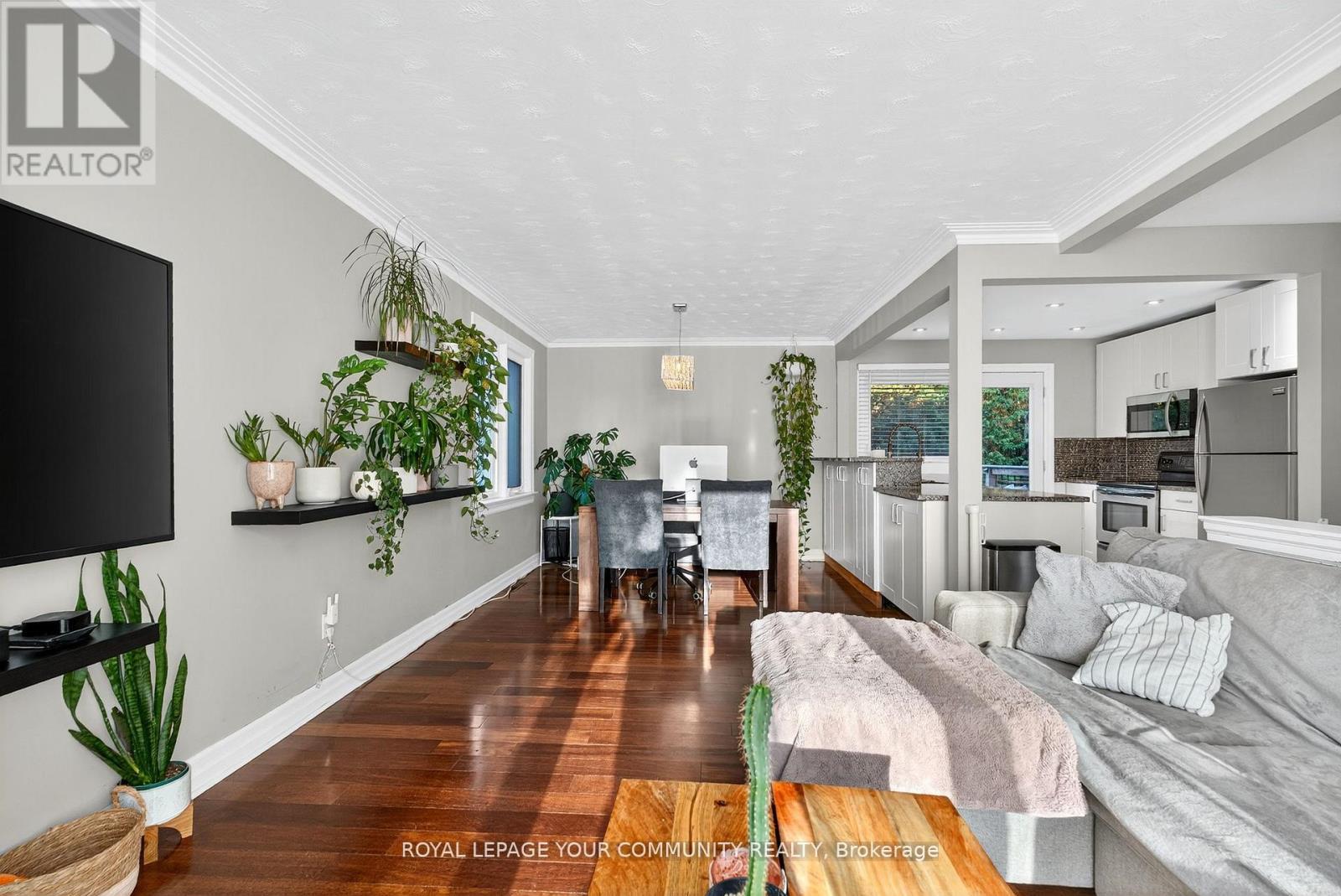 67 Monkswood Crescent, Newmarket, ON - Indoor Photo Showing Living Room