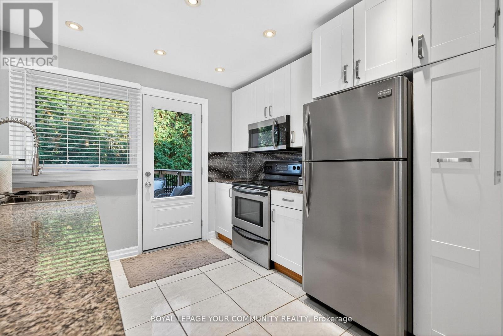 67 Monkswood Crescent, Newmarket, ON - Indoor Photo Showing Kitchen