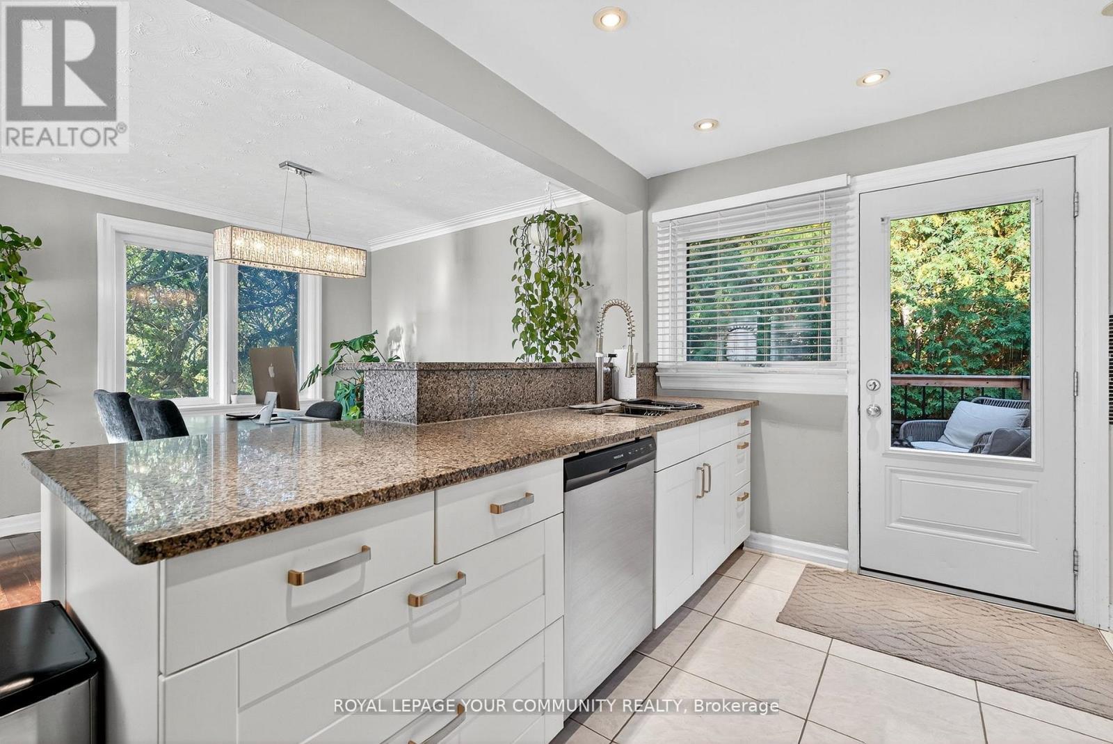 67 Monkswood Crescent, Newmarket, ON - Indoor Photo Showing Kitchen