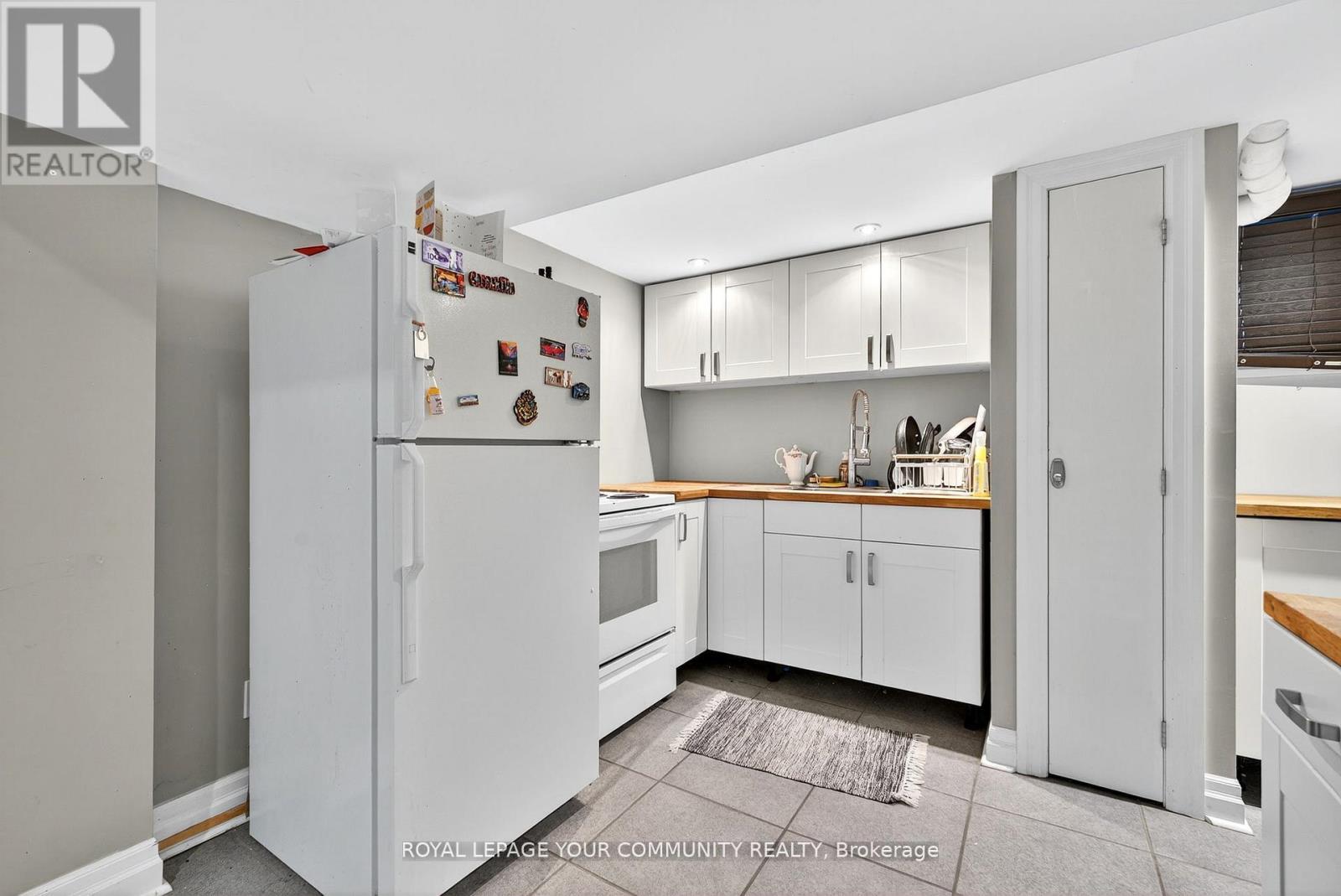 67 Monkswood Crescent, Newmarket, ON - Indoor Photo Showing Kitchen With Double Sink