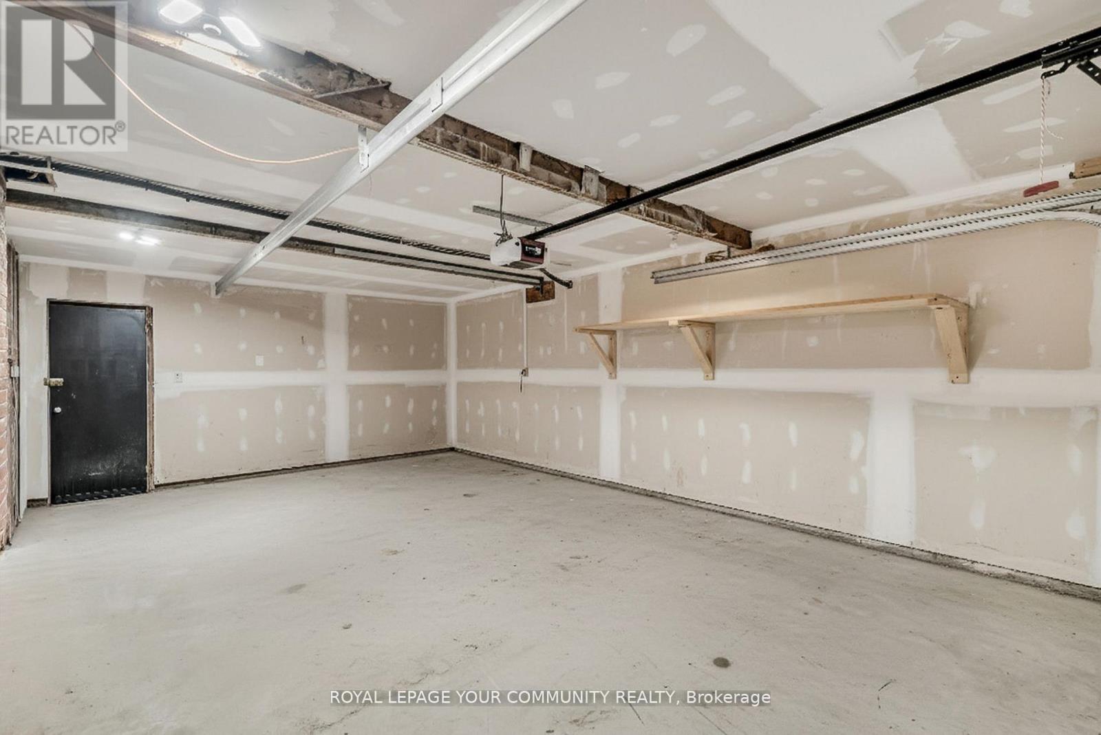 67 Monkswood Crescent, Newmarket, ON - Indoor Photo Showing Garage