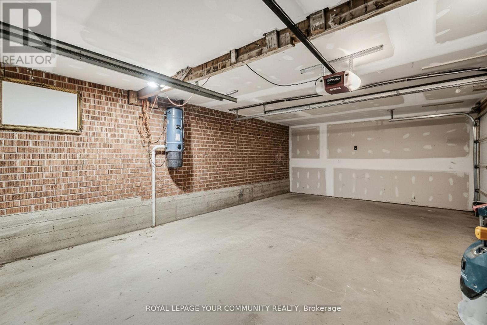 67 Monkswood Crescent, Newmarket, ON - Indoor Photo Showing Garage
