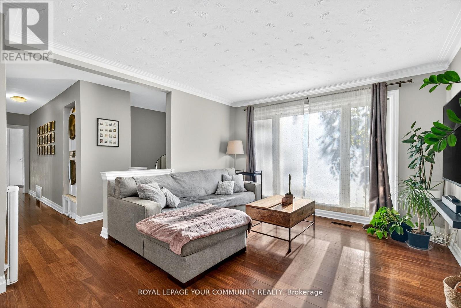 67 Monkswood Crescent, Newmarket, ON - Indoor Photo Showing Living Room