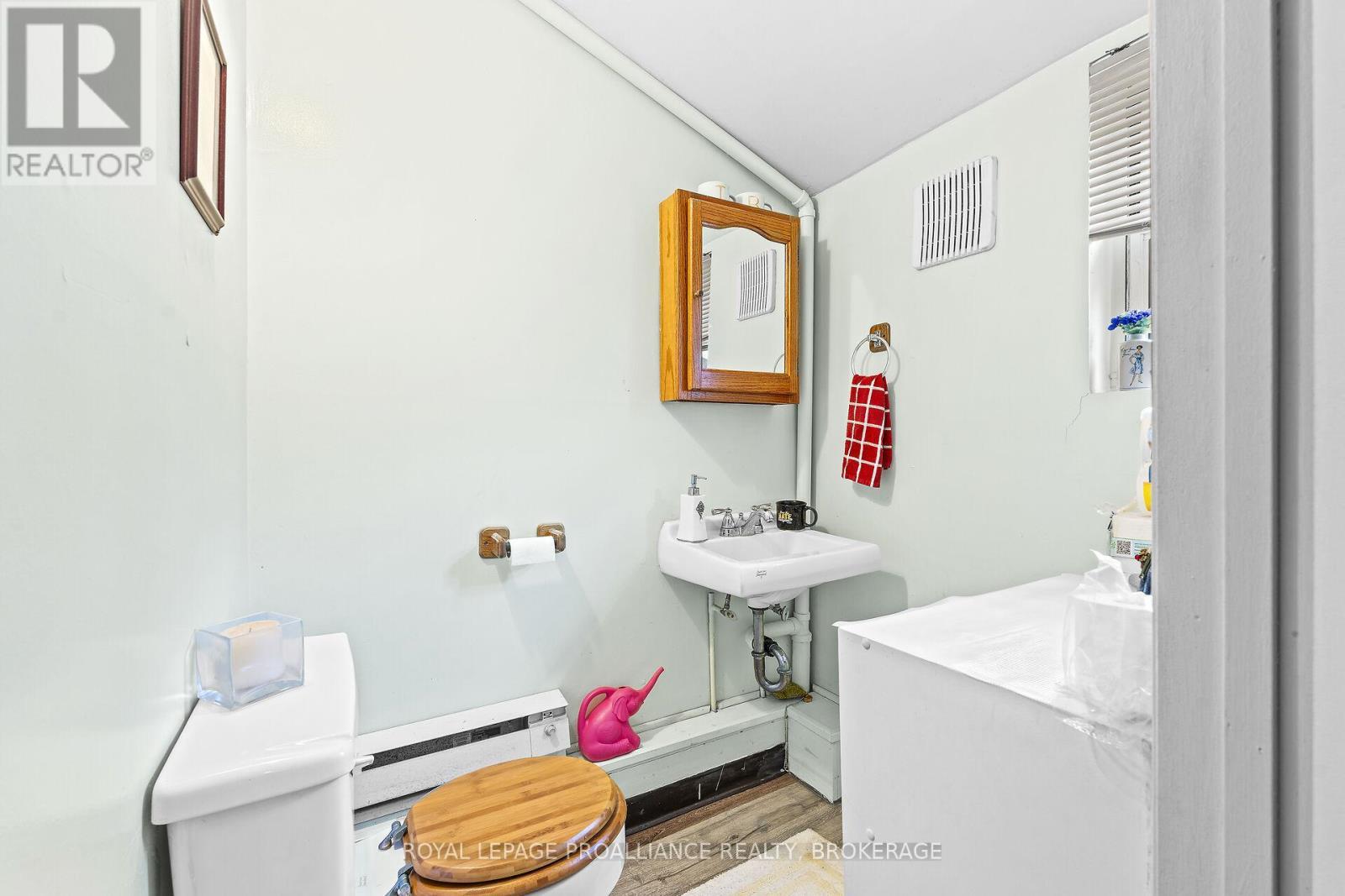 274 Wellington Street, Kingston (East Of Sir John A. Blvd), ON - Indoor Photo Showing Bathroom