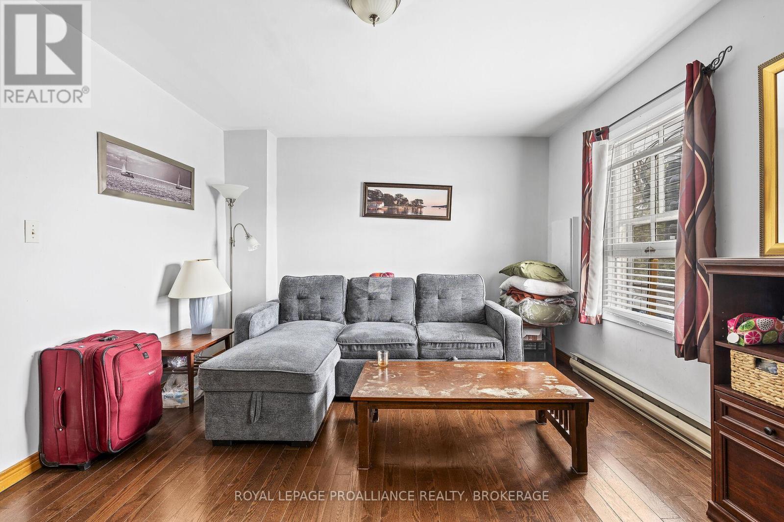 274 Wellington Street, Kingston (East Of Sir John A. Blvd), ON - Indoor Photo Showing Living Room