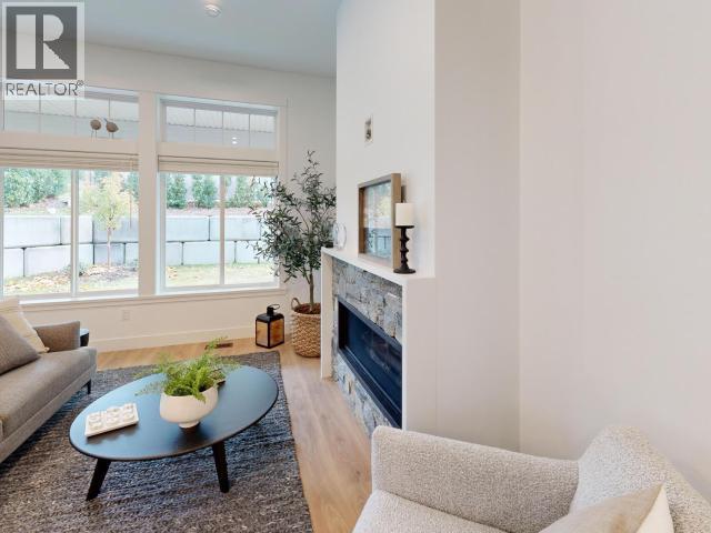 4070 Saturna Ave, Powell River, BC - Indoor Photo Showing Living Room With Fireplace