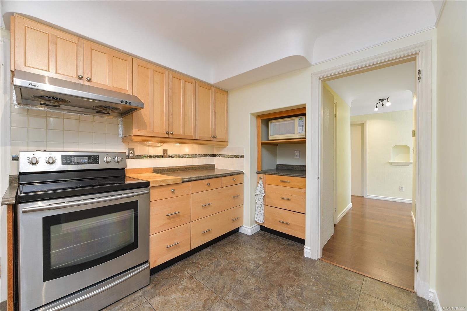 746 Gorge Rd West, Saanich, BC