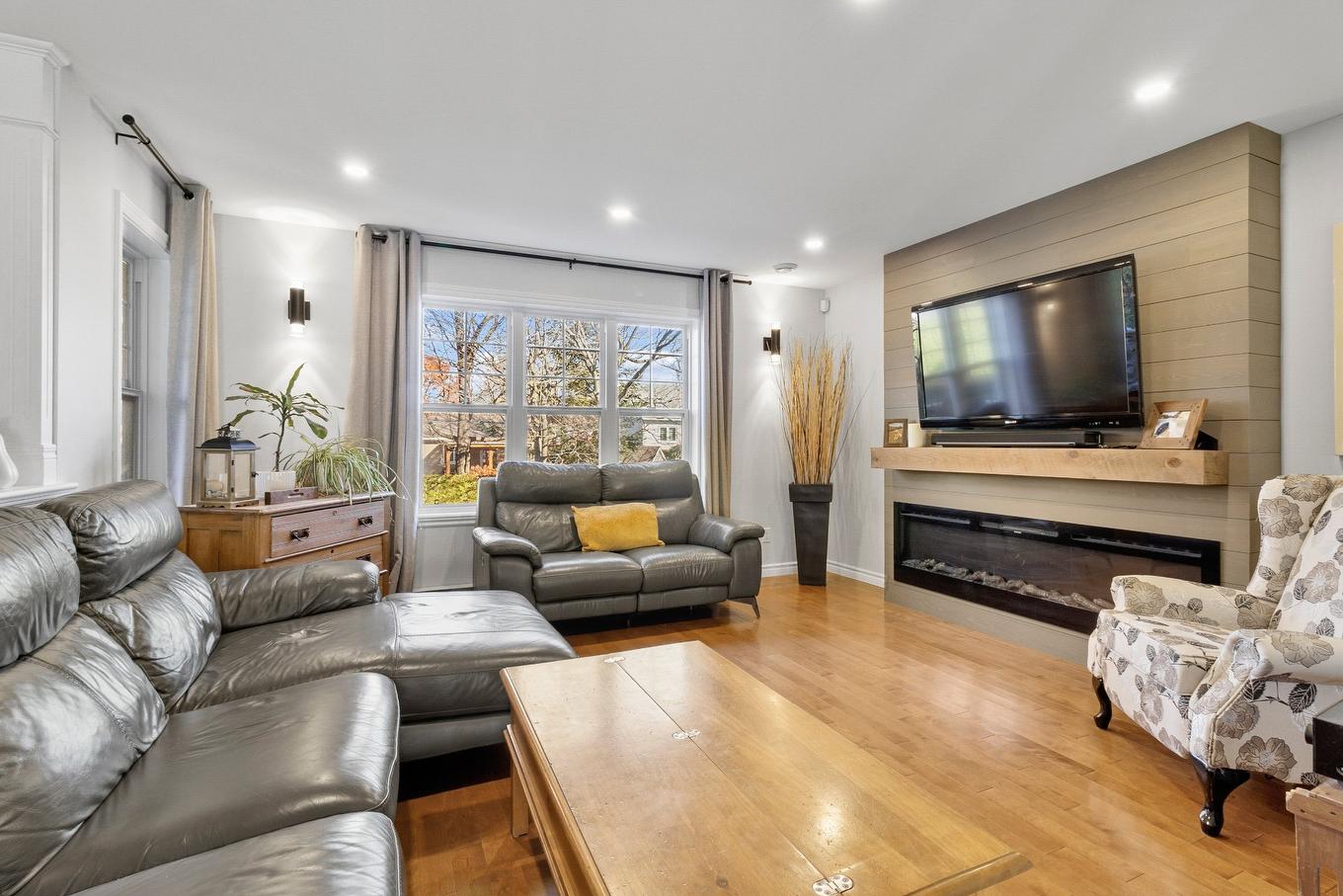 Living room - 1075 Rue De Forillon, Sherbrooke (Brompton/Rock Forest/Saint-Élie/Deauville), QC - Indoor Photo Showing Living Room With Fireplace
