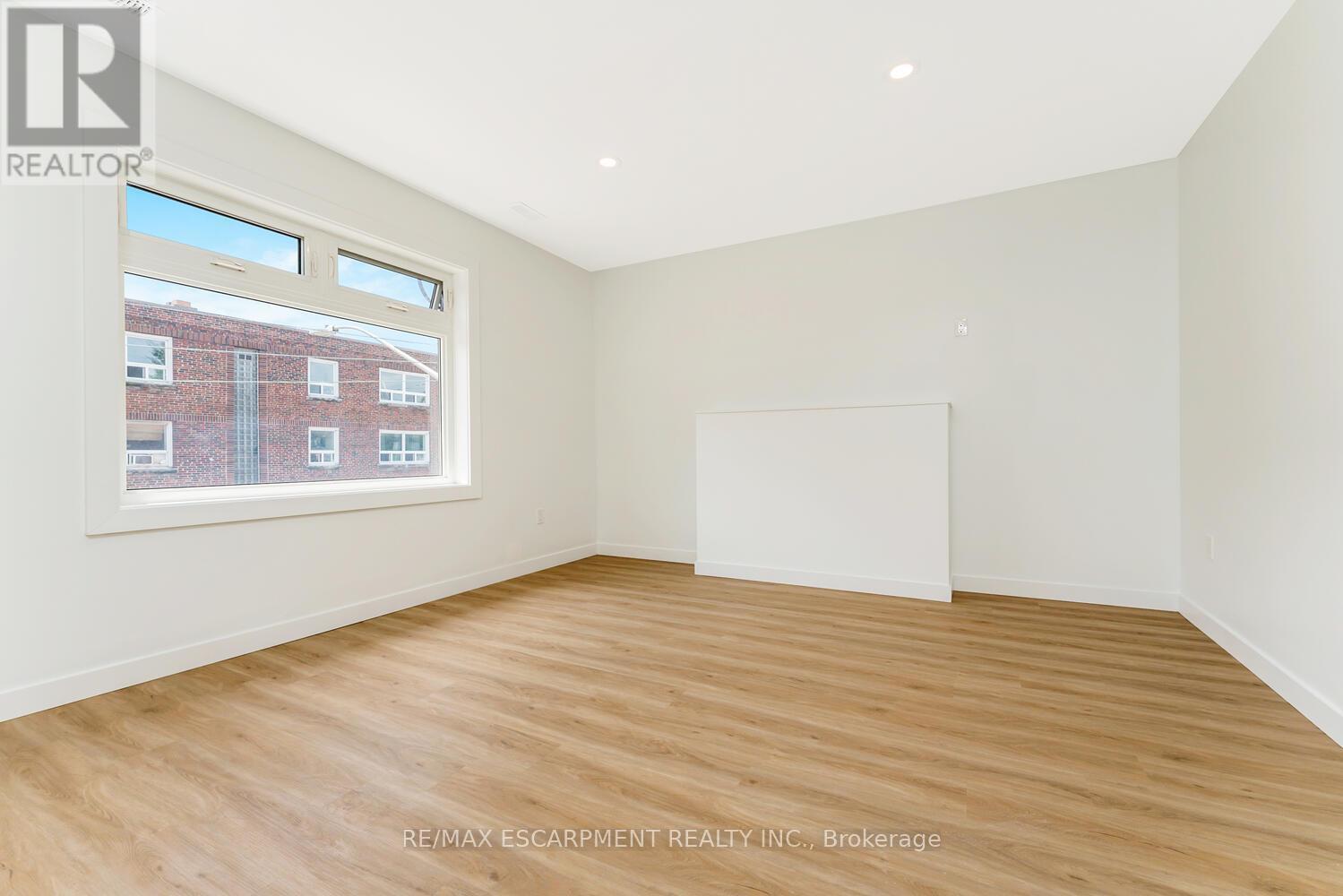 10 - 127 Victoria Avenue S, Hamilton, ON - Indoor Photo Showing Other Room