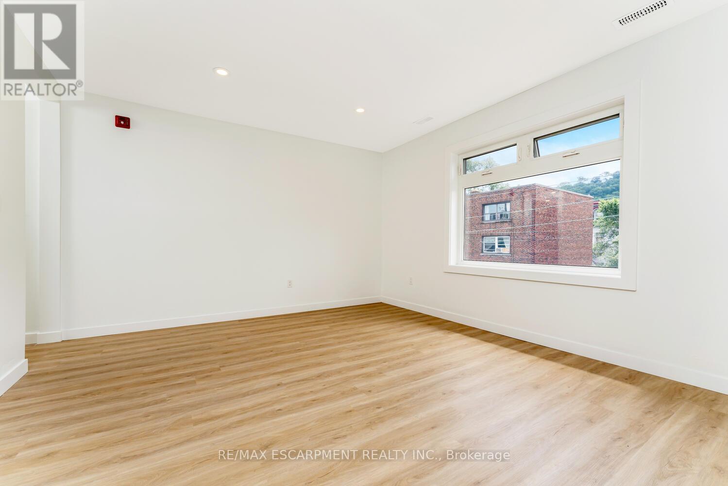 10 - 127 Victoria Avenue S, Hamilton, ON - Indoor Photo Showing Other Room