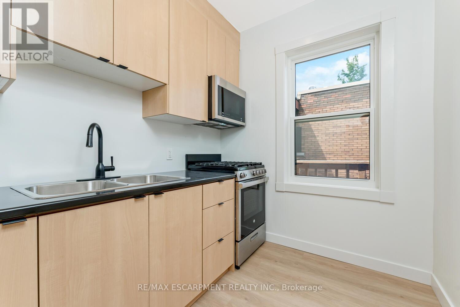 10 - 127 Victoria Avenue S, Hamilton, ON - Indoor Photo Showing Kitchen With Double Sink