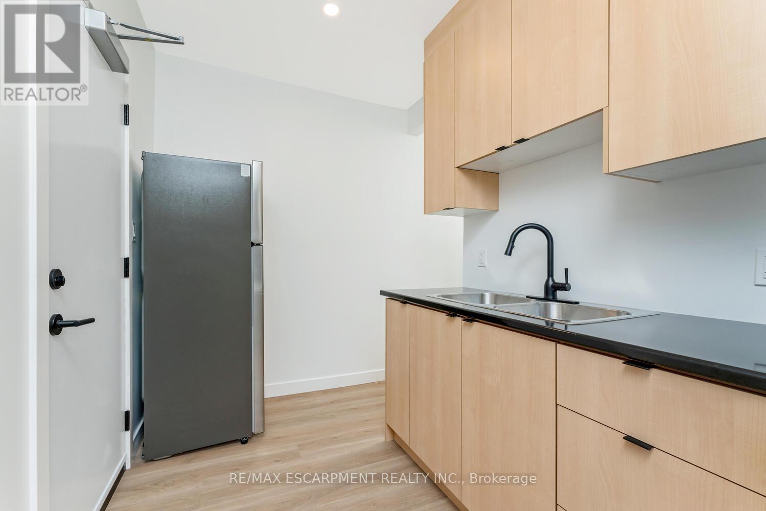 10 - 127 Victoria Avenue S, Hamilton, ON - Indoor Photo Showing Kitchen