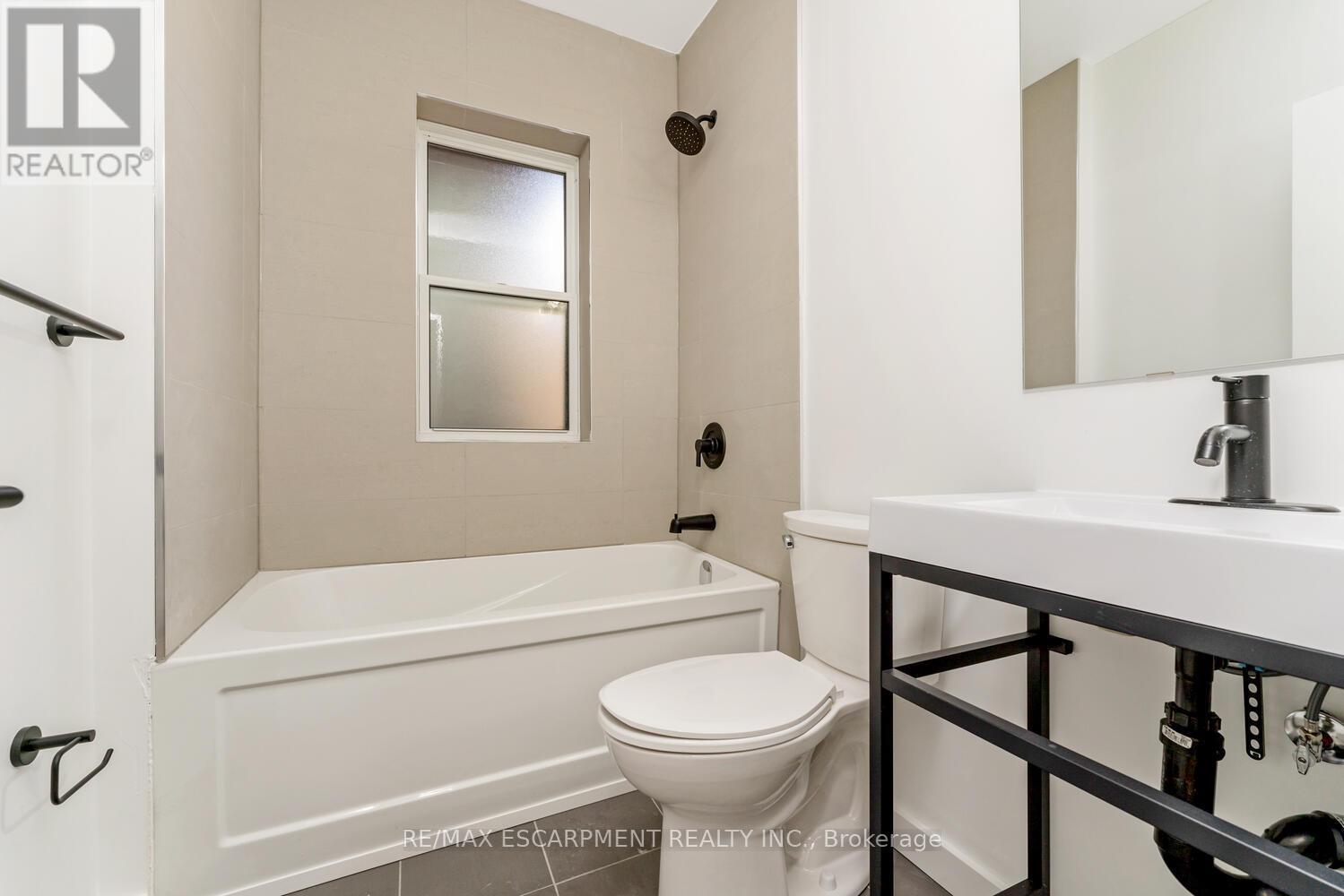 10 - 127 Victoria Avenue S, Hamilton, ON - Indoor Photo Showing Bathroom