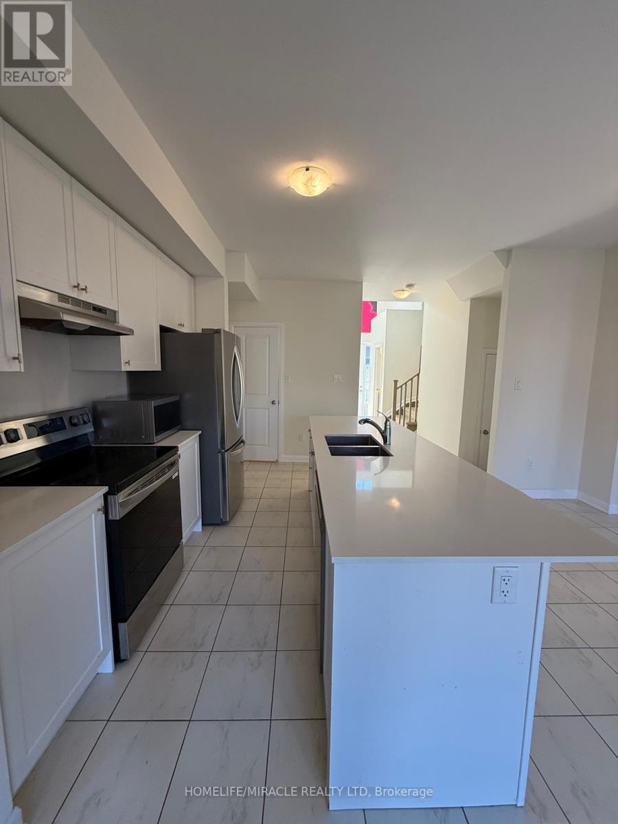 136 Gildersleeve Boulevard, Loyalist, ON - Indoor Photo Showing Kitchen With Double Sink