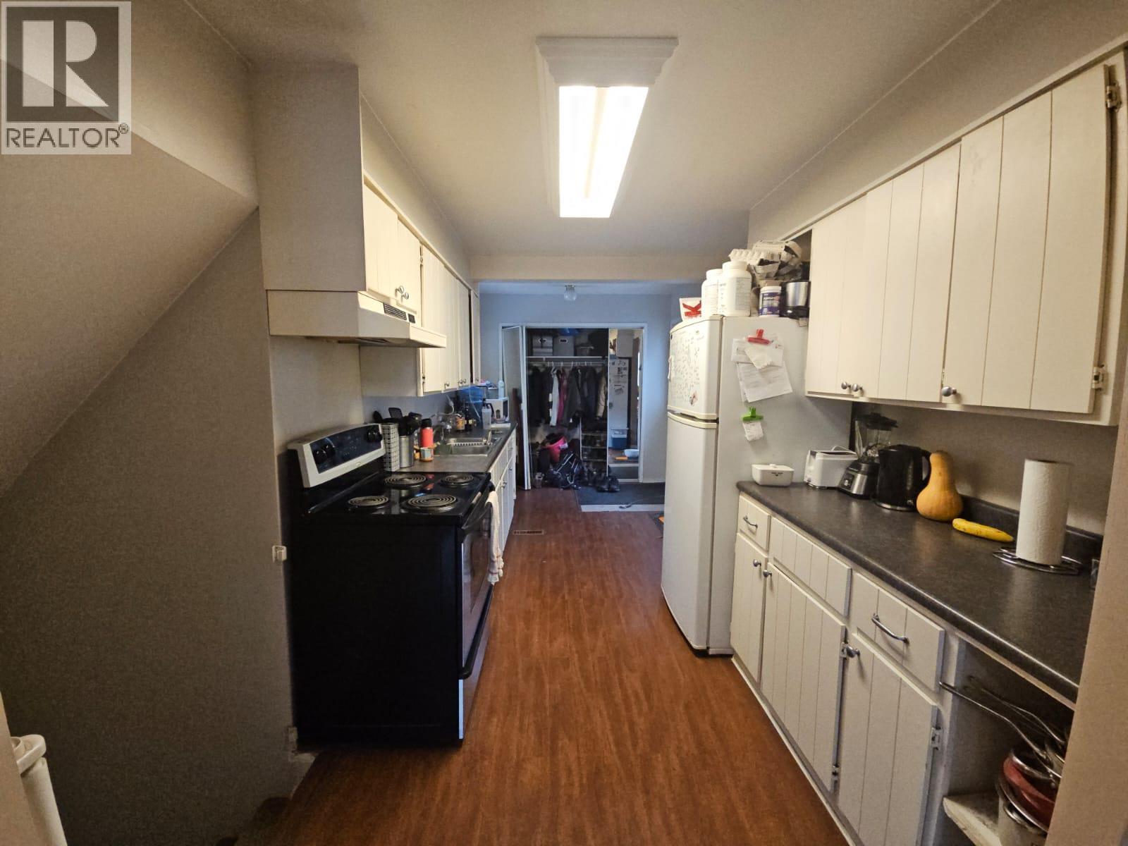 6327 Wildmare Sub, Chetwynd, BC - Indoor Photo Showing Kitchen