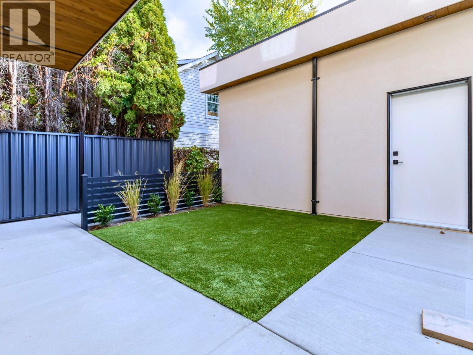 781 Martin Avenue Unit# 4, Kelowna, BC - Outdoor With Exterior