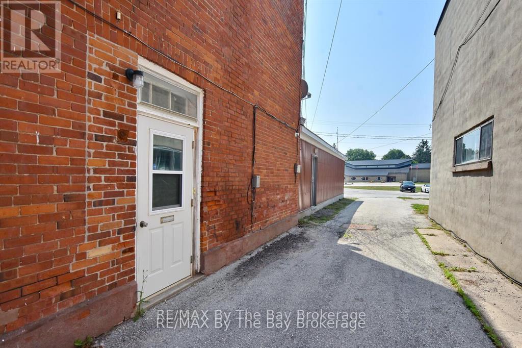 Side entrance - 7271 26 Highway, Clearview (Stayner), ON