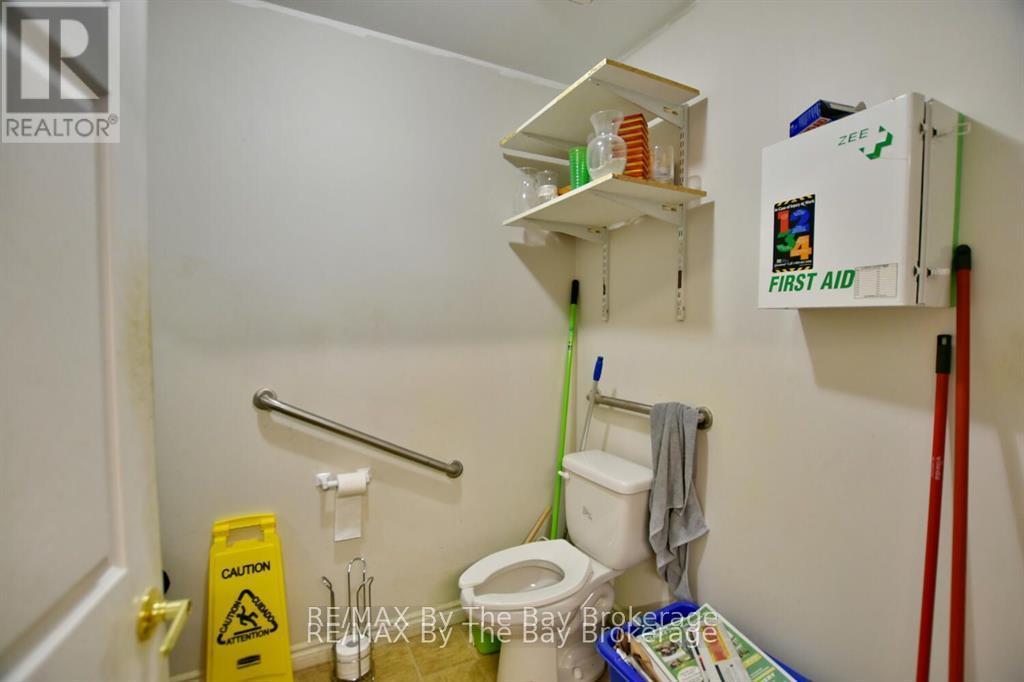 Main Powder Room - 7271 26 Highway, Clearview (Stayner), ON