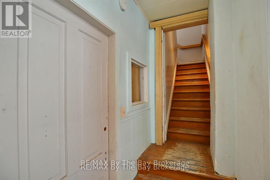 Stairs to the upper level - 7271 26 Highway, Clearview (Stayner), ON