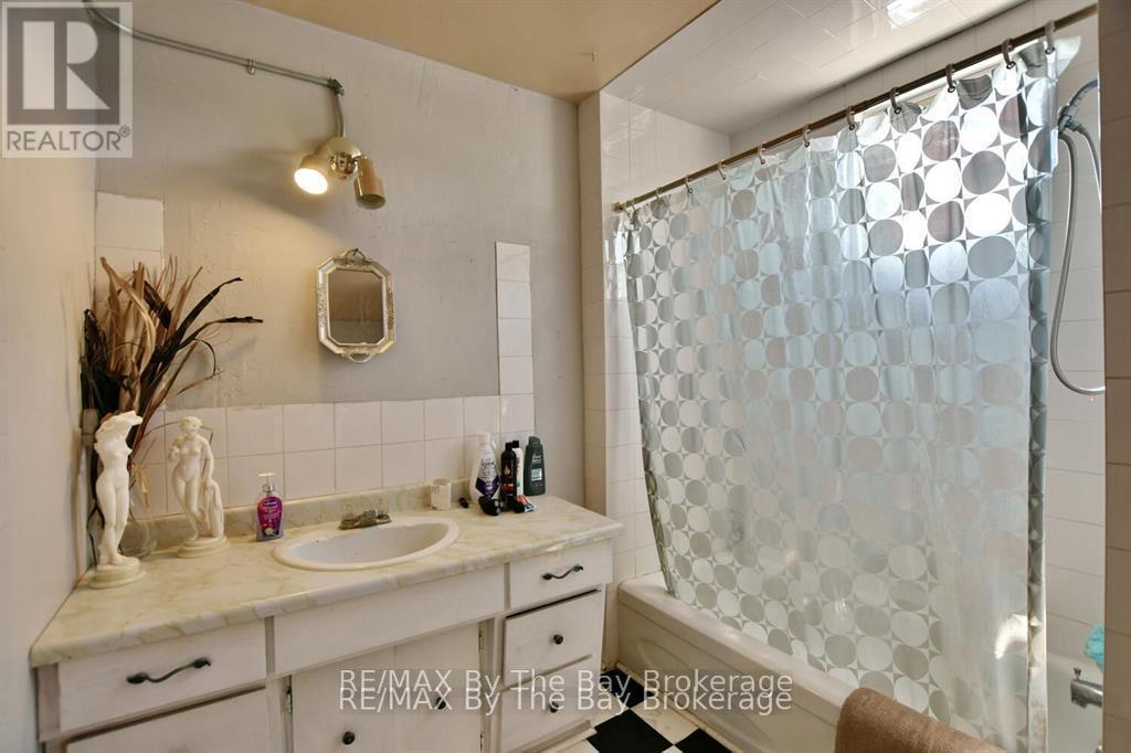 Upper Main Bath - 7271 26 Highway, Clearview (Stayner), ON