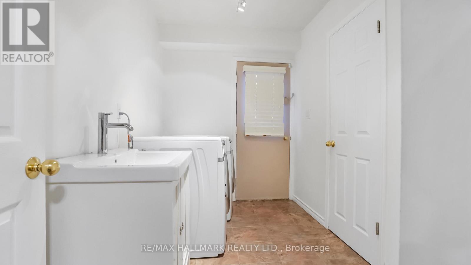 22 Avondale Crescent, Aurora, ON - Indoor Photo Showing Other Room