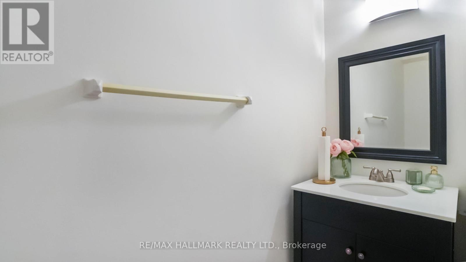 22 Avondale Crescent, Aurora, ON - Indoor Photo Showing Bathroom