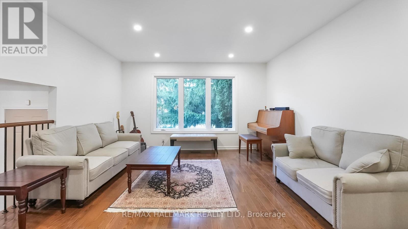 22 Avondale Crescent, Aurora, ON - Indoor Photo Showing Living Room